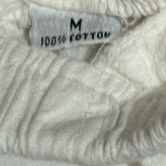 MNM FashionWhite Capri Pants Floral Embroidered Cream Textured Pants Size M NWT - Picture 4 of 4